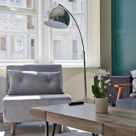 Stylish Beachfront Apartment In Historic Deal Bagian luar foto