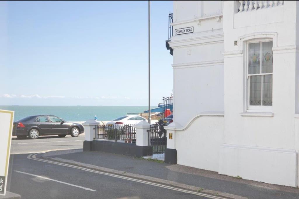 Stylish Beachfront Apartment In Historic Deal Bagian luar foto