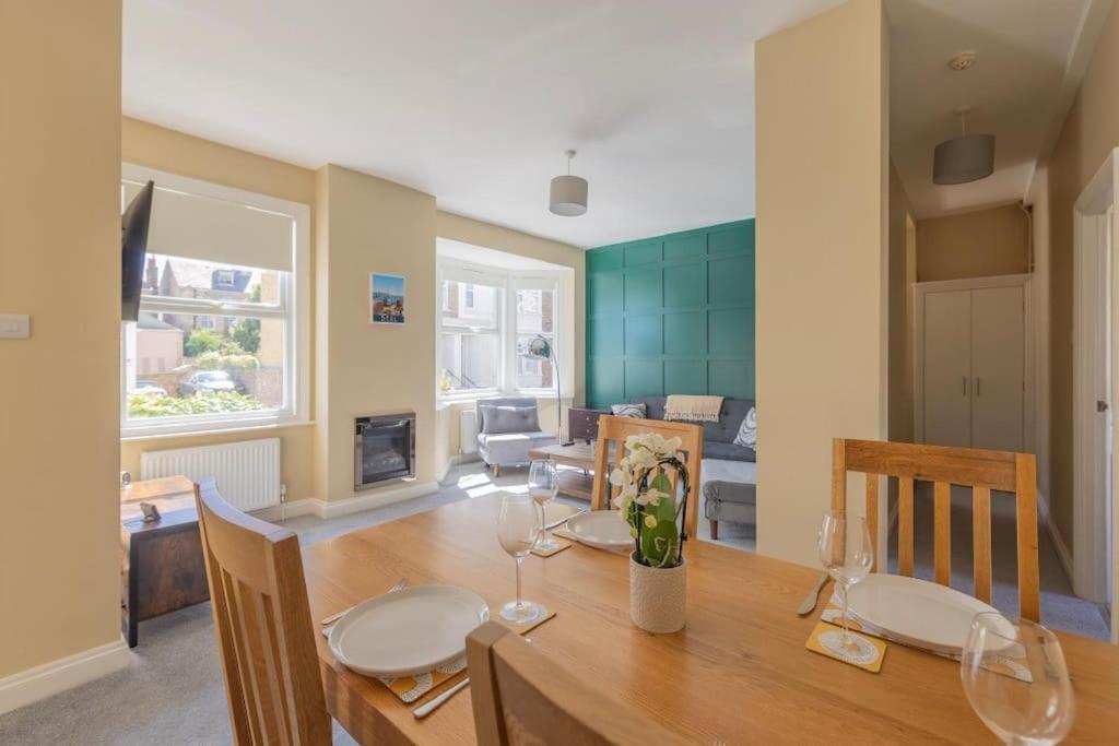 Stylish Beachfront Apartment In Historic Deal Bagian luar foto