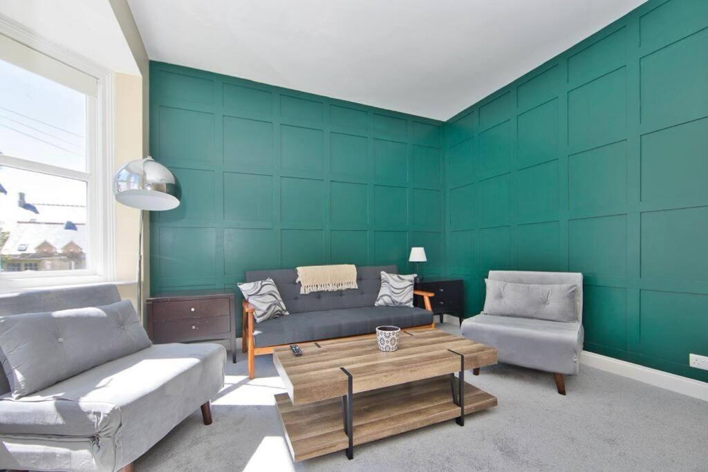 Stylish Beachfront Apartment In Historic Deal Bagian luar foto