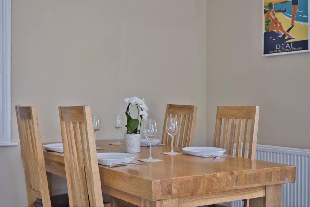 Stylish Beachfront Apartment In Historic Deal Bagian luar foto