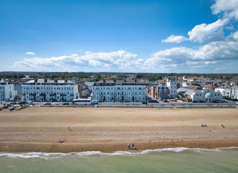 Stylish Beachfront Apartment In Historic Deal Bagian luar foto