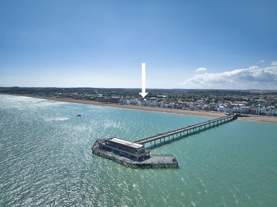 Stylish Beachfront Apartment In Historic Deal Bagian luar foto